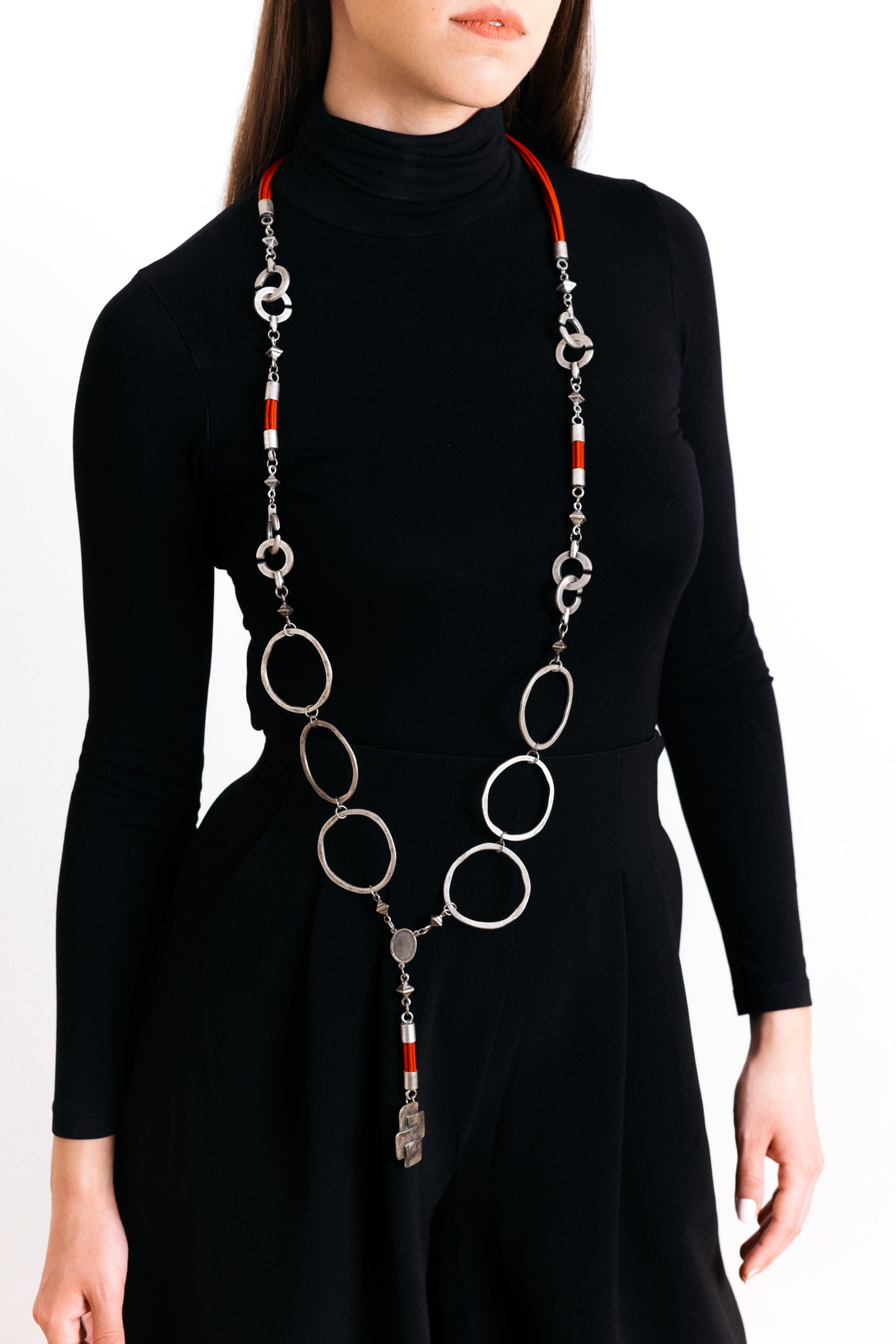 Necklace leather (1401.42kn)